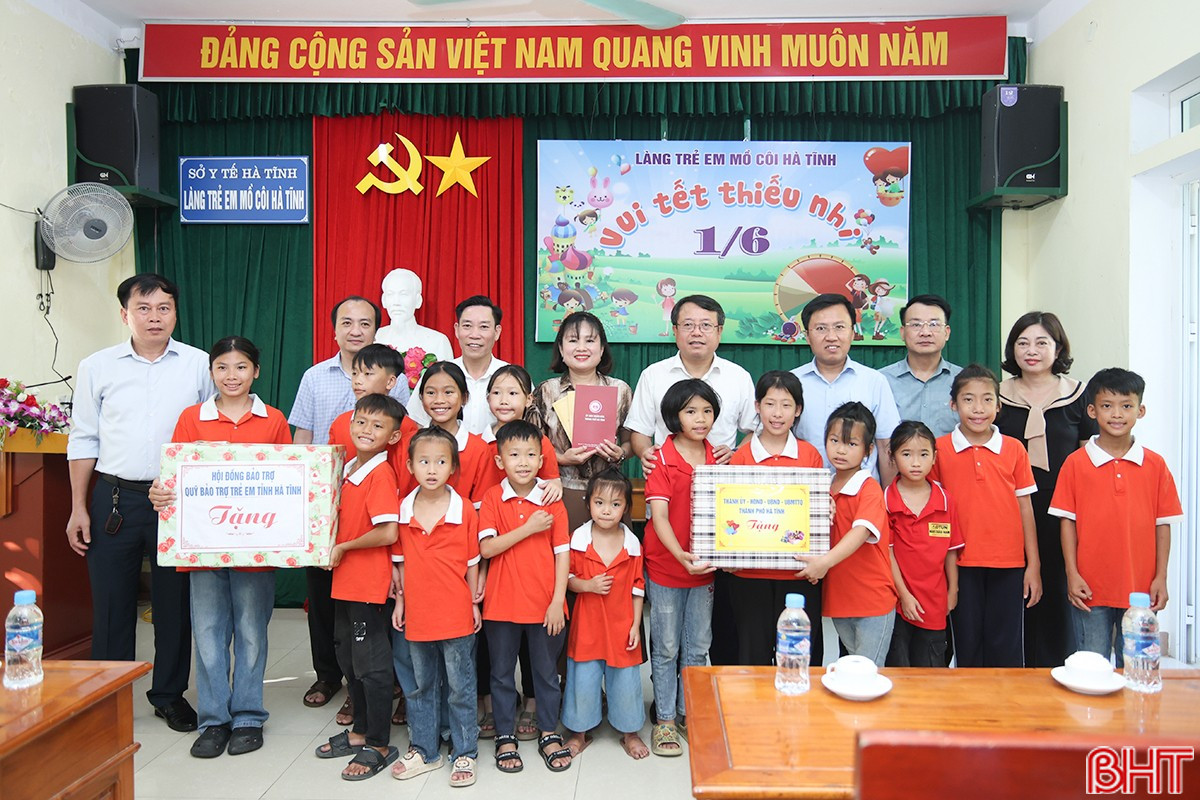 Phó Chủ tịch UBND tỉnh trao quà tại Làng Trẻ em mồ côi Hà Tĩnh